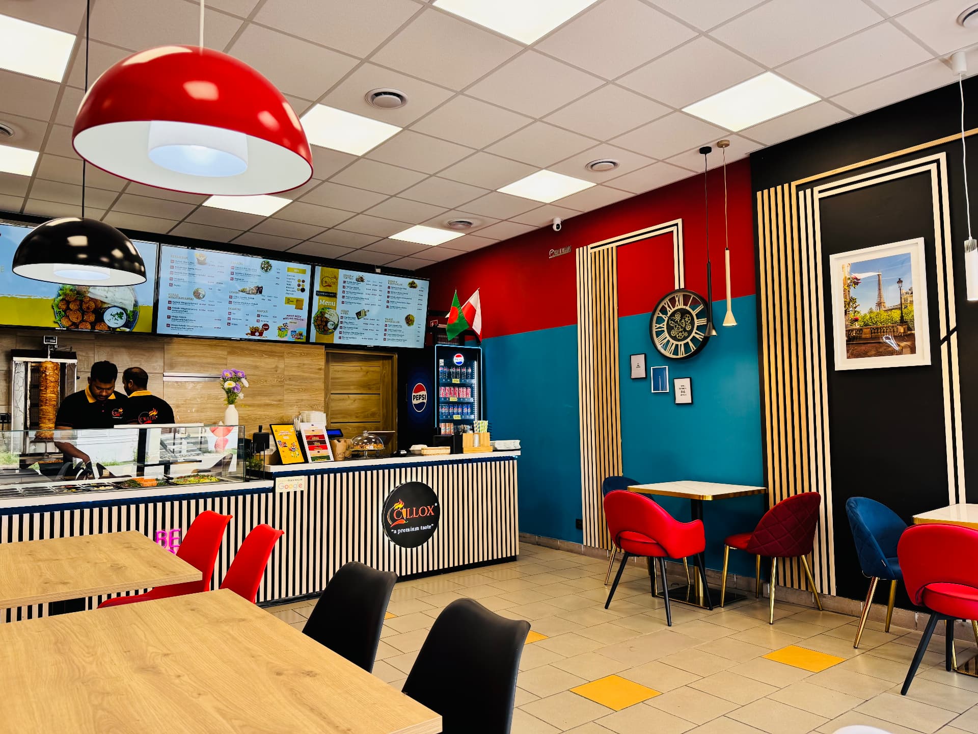 Lada oraz kolorowe wnętrze lokalu Cillox Kebab